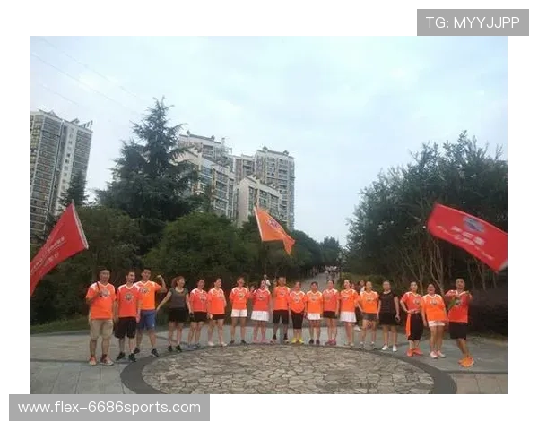 足球场上的背影无声诉说传奇 每一步都是荣耀与坚持的象征