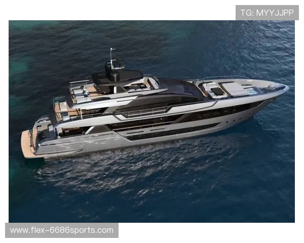 足球巨星生活照对比：从豪华别墅到家庭时光展现不同面貌